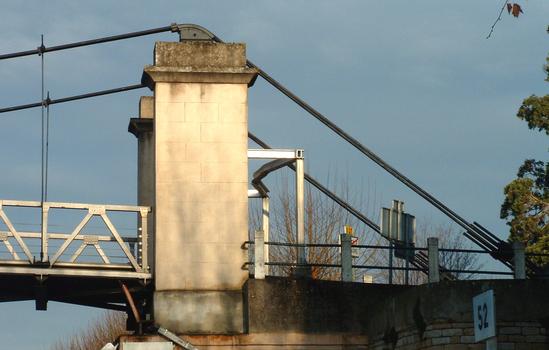 Montmerle-sur-Saône - Pont de Montmerle - Pylône de rive - Déviateur et ancrage des câbles porteurs