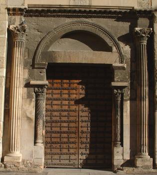 Aix-en-Provence - Cathédrale Saint-Sauveur - Portail de la façade de l'église romane