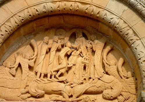 Neuilly-en-Donjon - Eglise Sainte-Madeleine - Portail - Tympan: partie supérieure: l'Adoration des Rois mages