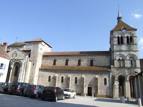 Ebreuil - Ancienne abbatiale Saint-Léger - Tour-porche romane et nef