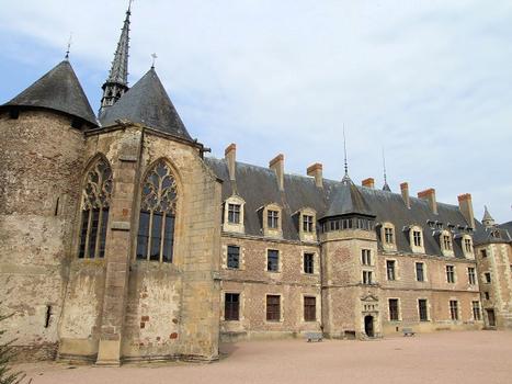 Château de Lapalisse - Côté entrée, à gauche la chapelle Saint-Léger du château de La Palice