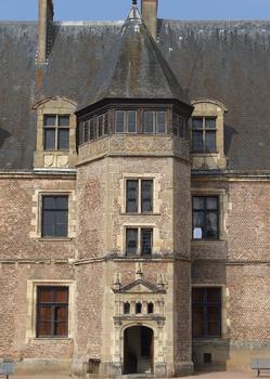 Château de Lapalisse - Entrée du château - Tour escalier