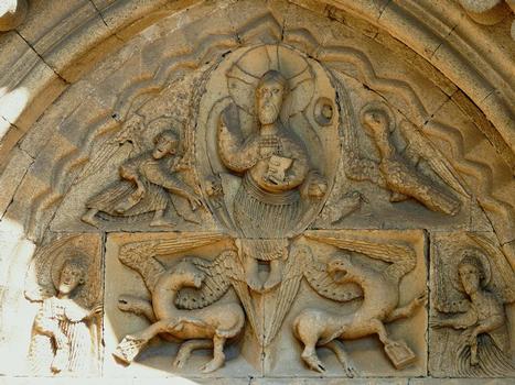 Monastère Notre-Dame de Ganagobie - Tympan: le Christ entouré de la représentation des évangélistes