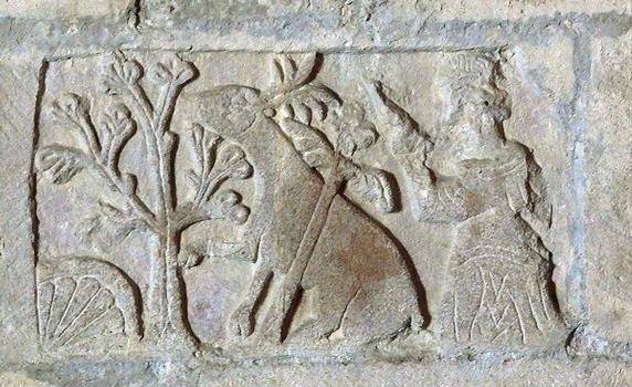 Prieuré de Salagon - Sculpture insérée dans le mur de l'église