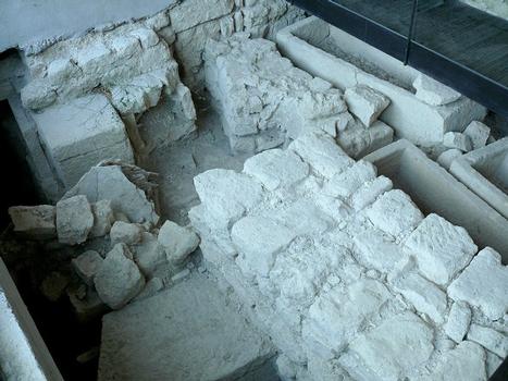 Prieuré de Salagon : Salle côté sud - Vestiges des bâtiments agricoles gallo-romains et des sépultures de l'église funéraire qui ont précédé les bâtiments romans