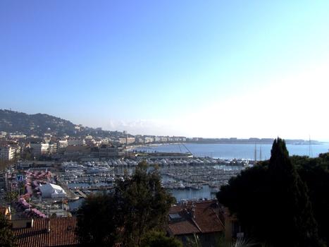 Cannes - Palais des Festivals - Vue d'ensemble à partir du Suquet avec le Palais des Festivals et le Vieux port