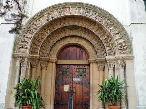 Cannes - Eglise Notre-Dame-des-Pins - Portail latéral - Tympan inspiré par des portails de la Saintonge