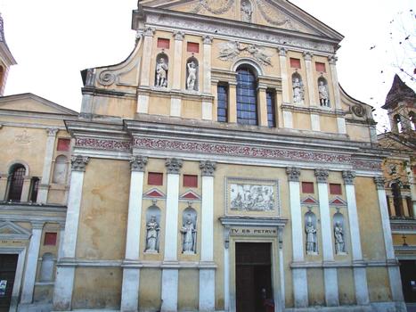 L'Escarène - Eglise Saint-Pierre-aux-Liens - Façade de l'église et de part et d'autre une chapelle des Pénitents