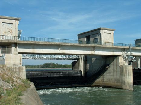 Aménagement hydroélectrique de Donzère-Mondragon - Barrage de retenue de Donzère sur le Rhône - Une vanne de fermeture
