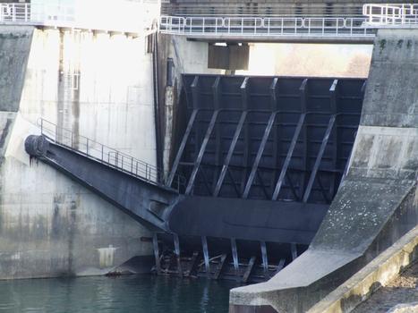 Aménagement hydroélectrique de Saint-Vallier - Barrage de retenue d'Arras - Une vanne