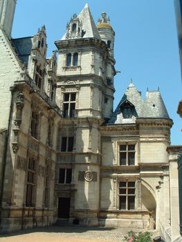Angers - Hôtel Pincé (Musée Pincé) - Ensemble sur cour: aile Sud à gauche et aile Ouest
