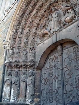 Angers - Cathédrale Saint-Maurice - Portail - Christ en majesté et Tétramorphe - Personnages à gauche du portail (deux hommes - Solomon et David et deux femmes)
