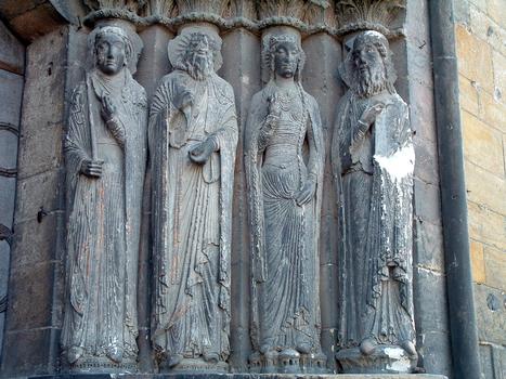 Angers - Cathédrale Saint-Maurice - Portail - Personnages à droite du portail: la reine de Saba, puis deux personnages inconnus et Moïse