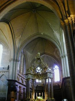 Croisée du transept, maître autel et choeur