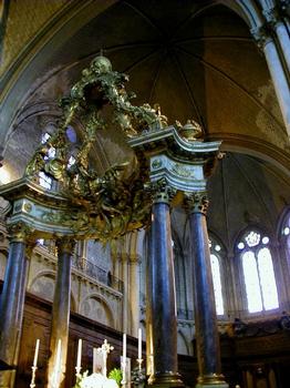 Cathédrale Saint-Maurice à Angers.Maître autel et choeur