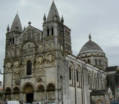 Cathédrale Saint-Pierre à Angoulême.Ensemble