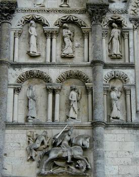 Cathédrale Saint-Pierre à Angoulême: Eglise triomphante, saint Georges (1866) et apôtres assistant à l'Ascension