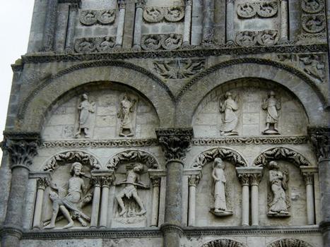Cathédrale Saint-Pierre à Angoulême: Démons à gauche et apôtres au-dessous d'un peuple d'élus (médaillons)