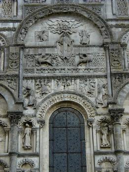 Cathédrale Saint-Pierre à Angoulême: Christ en gloire, symboles des évangélistes et anges aux pieds du Christ