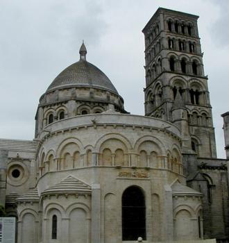 Cathédrale Saint-Pierre à Angoulême.Chevet, coupole, tour nord
