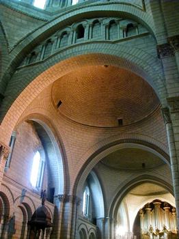 Cathédrale Saint-Pierre à Angoulême.Coupoles de la nef