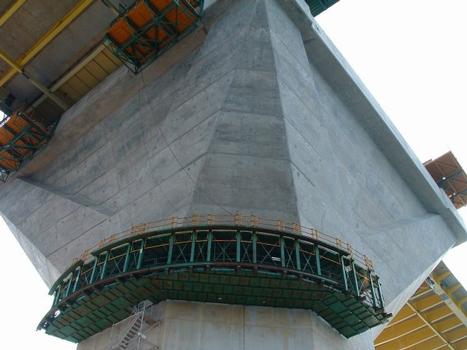 Pont de Rion-Antirion:Pylône - Chevêtre de transition entre les jambes du pylône et le fût de la pile