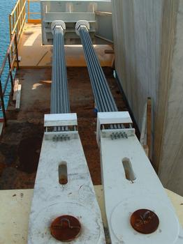 Pont de Rion-Antirion:Tablier - Système de reprise des efforts sismiques transversaux en cours de construction