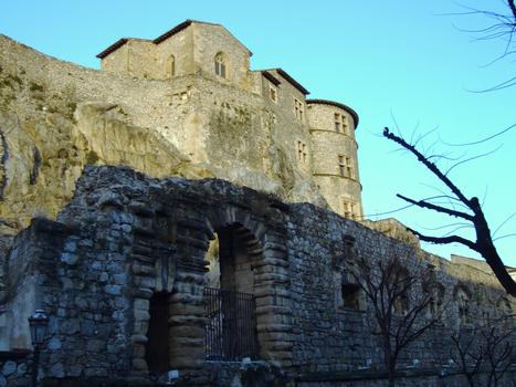 Château de Tournon et le rempart inférieur côté sud