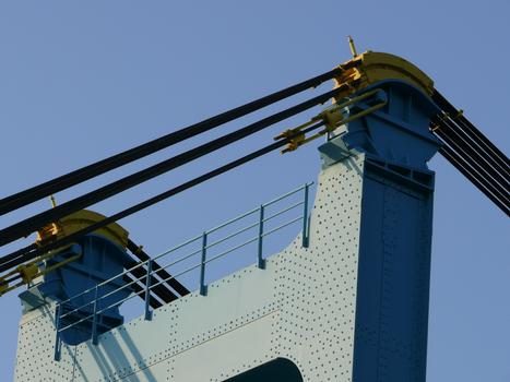 Pont de Sablons - Tête de pylône. Selles des câbles porteurs