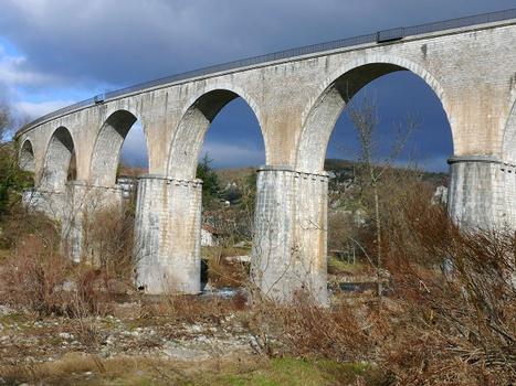 Viaduc de Vogüé de la ligne de chemin de fer reliant Vogüé-gare à Saint-Sernin et Aubenas vers Lavelade-d'Ardèche