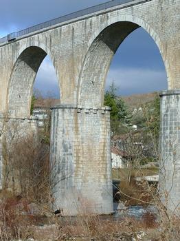 Viaduc de Vogüé de la ligne de chemin de fer reliant Vogüé-gare à Saint-Sernin et Aubenas vers Lavelade-d'Ardèche