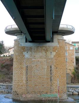 Vallon-Pont-d'Arche - Pont sur l'Ardèche - Pile centrale avec des balcons permettant aux piétons d'admirer le site
