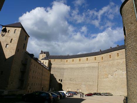 Château-fort de Sedan - A gauche, les magasins «Fabert» dont la construction est attribuée au maréchal Fabert [1599-1662]. Ils ont été transformés en hôtel