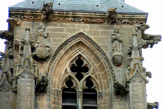 Mouzon - Abbaye Notre-Dame - Abbatiale - Sculptures au sommet d'une tour