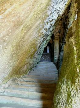 Vals - Eglise Sainte-Marie - Escalier d'accès à la crypte taillé dans une fente du rocher en poudingue