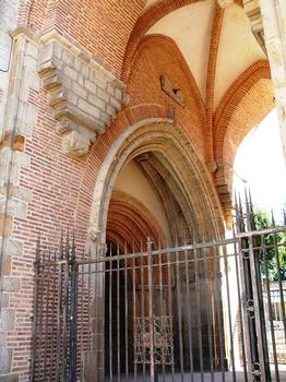 Pamiers - Cathédrale Saint-Antonin (en cours de restauration en 2008) - Porche et portail