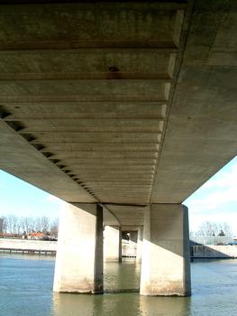 Brücke im Zuge der RN113 über den Rhone bei Arles