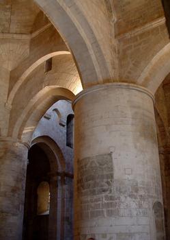 Arles - Eglise Saint-Honorat-des-Alyscamps - Pilier renforcé supportant le clocher à la croisée du transept et chapelle absidiale Sud