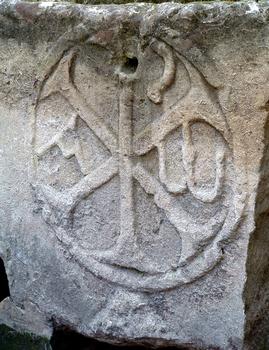 Arles - Eglise Saint-Honorat-des-Alyscamps - Chrisme sur un sarcophage