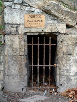 Römischer Aquädukt unter den Stadtmauern von Arles
