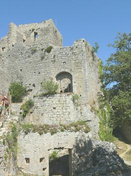 Lapradelle-Puilaurens - Château de Puilaurens - Chicane protégeant l'entrée du château et au-dessus le donjon