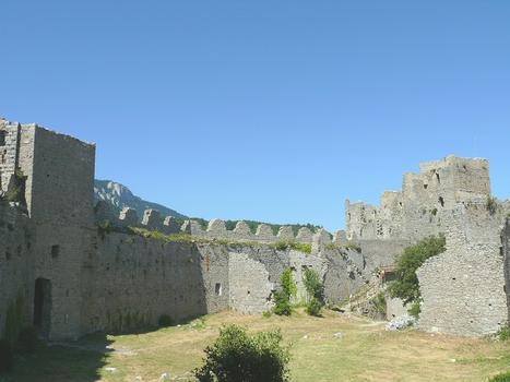 Lapradelle-Puilaurens - Château de Puilaurens - La cour du château avec le donjon