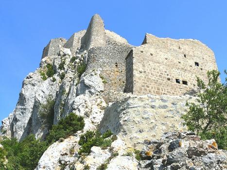 Cucugnan - Château de Quéribus - Le mur-bouclier de la première enceinte protégeant l'entrée du château