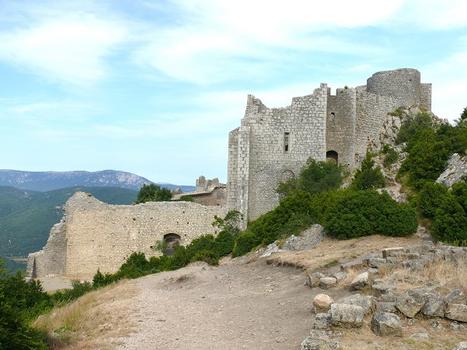 Château de Peyrepertuse - Château Bas - Enceinte basse côté ouest, et porte vers le château Saint-Georges (Sant-Jordi)