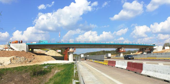 Autoroute A140 - Pont de l'échangeur A140/A4 vers Reims - Le tablier en fin de poussage au-dessus de l'autoroute A4