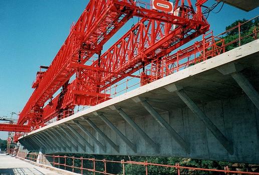 Autoroute A29 - Viaduc de Rogerville : Construction en encorbellement symétrique en voussoirs préfabriqués à l'aide d'une poutre de lancement