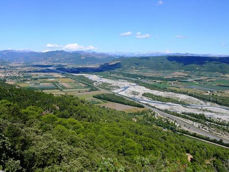 Autoroute A51 dans la vallée de la Durance, vue du plateau de Ganagobie: en direction de Sisteron