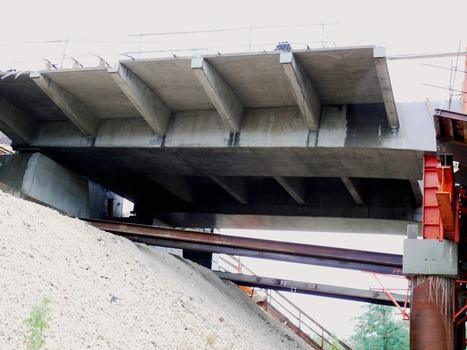 Gignac - Autoroute A750 - Viaduc de l'Hérault - Pose de prédalles collaborates pour la réalisation du hourdis du demi-arc entre appui rive gauche et culée