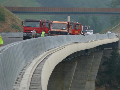 Autoroute A89 - Viaduc de l'Elle - Vue de la flèche du tablier en travée 4 pendant un cas de chargement dissymétrique par 6 camions de 26 t