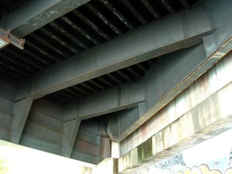 Autoroute A31: Viaduc d'Autreville: Disposition des pièces de pont au droit d'une culée